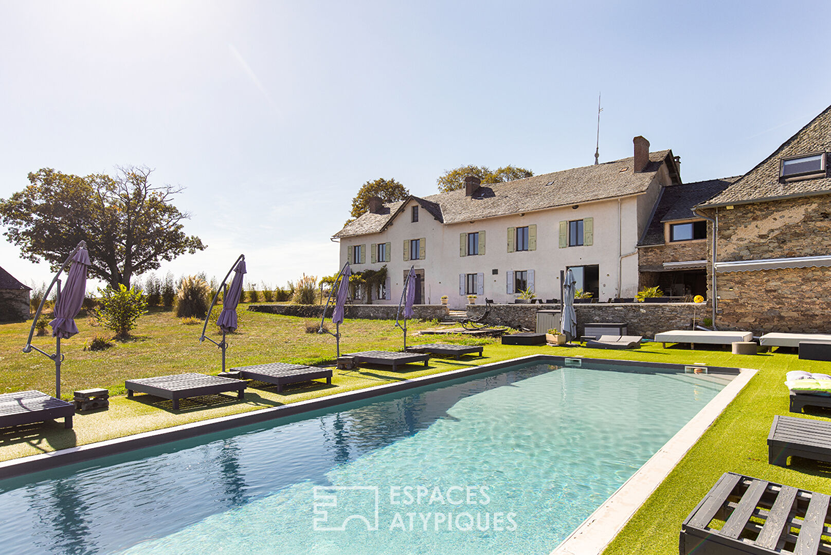 Domaine rénové avec gîtes, piscine et vue dominante