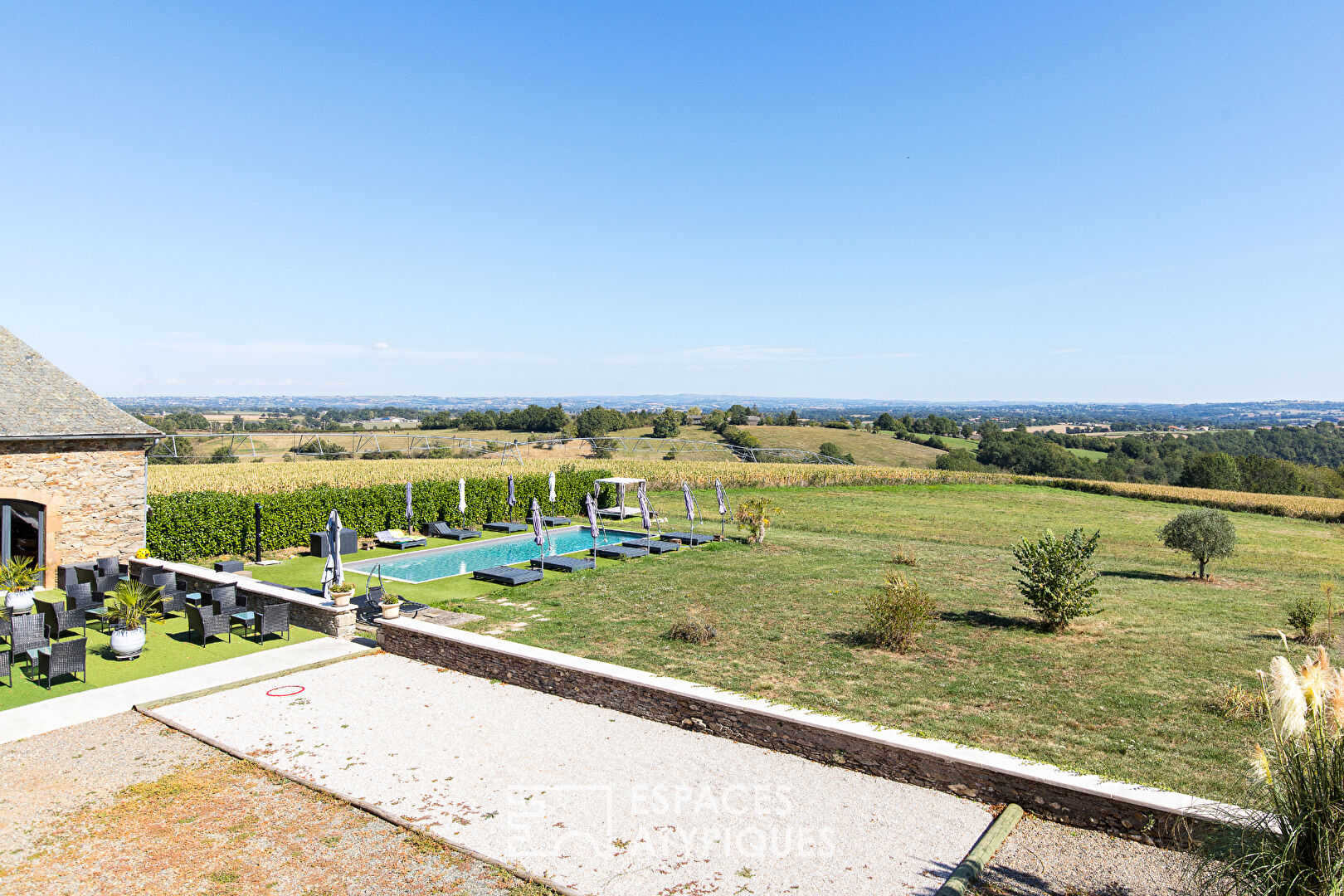 Domaine rénové avec gîtes, piscine et vue dominante