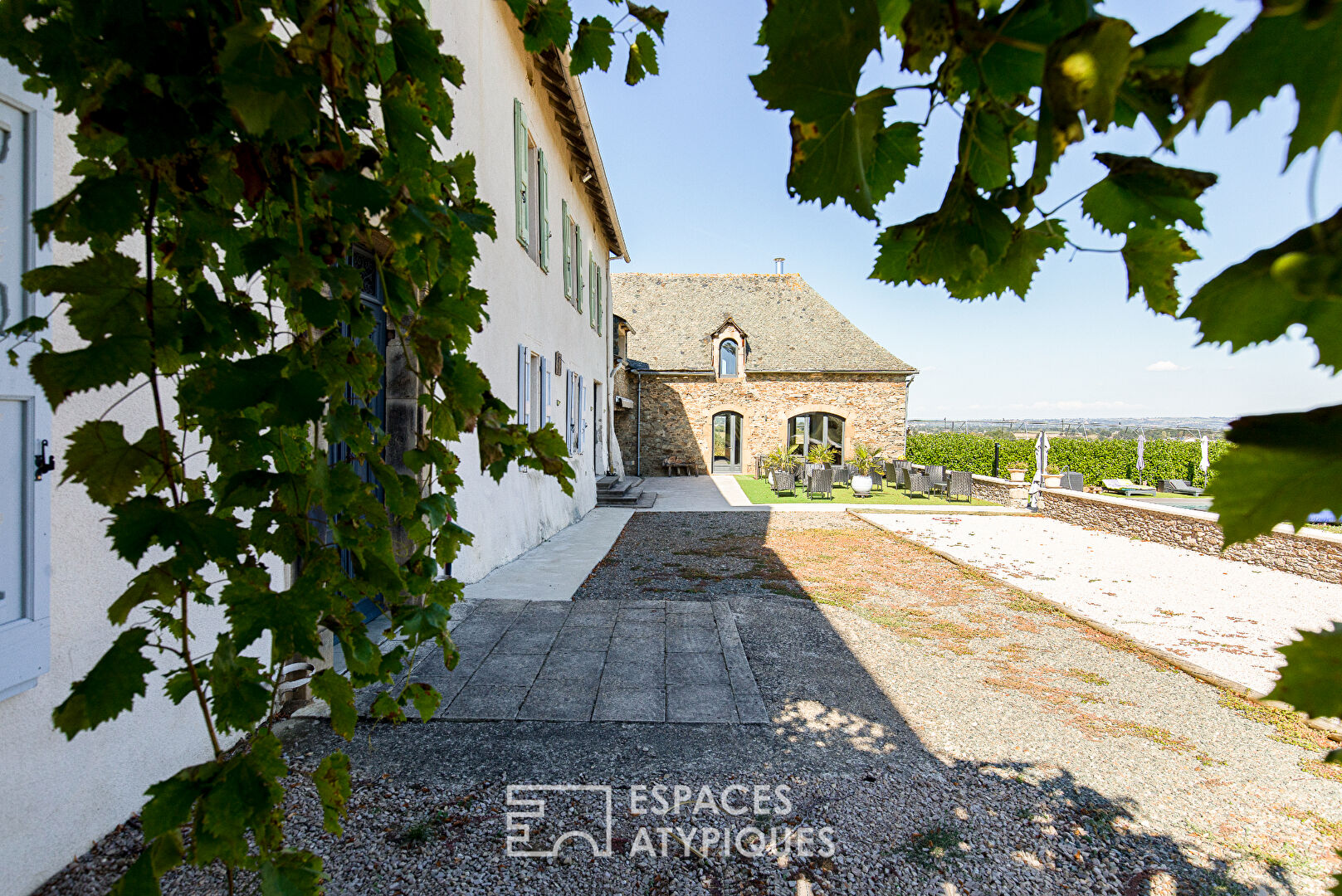 Domaine rénové avec gîtes, piscine et vue dominante