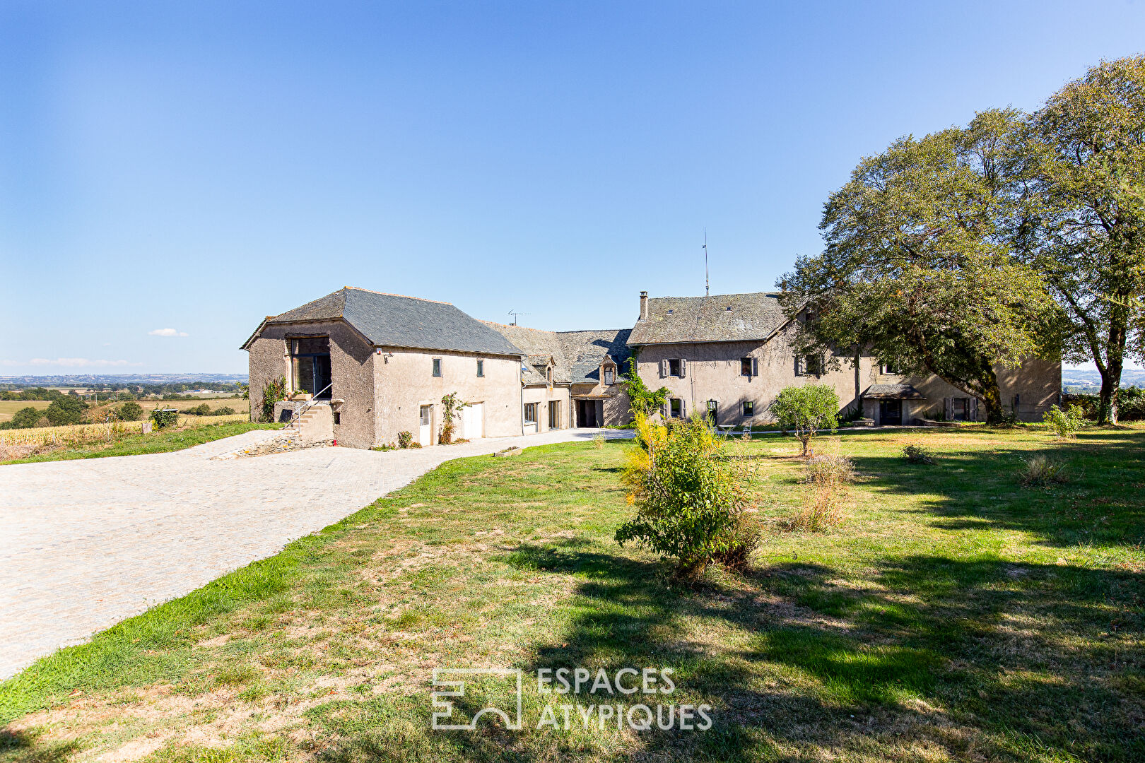 Domaine rénové avec gîtes, piscine et vue dominante