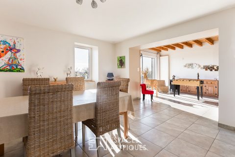 Ensemble immobilier en pierre dans la campagne tarnaise