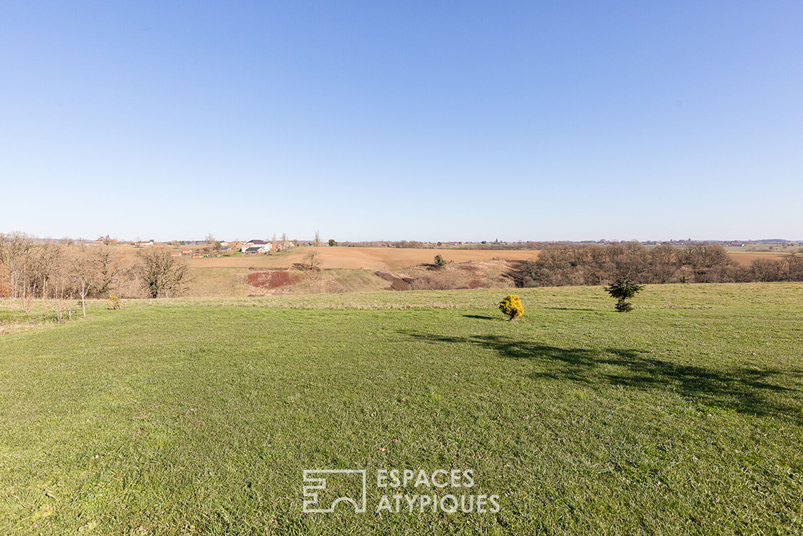 Ensemble immobilier en pierre dans la campagne tarnaise