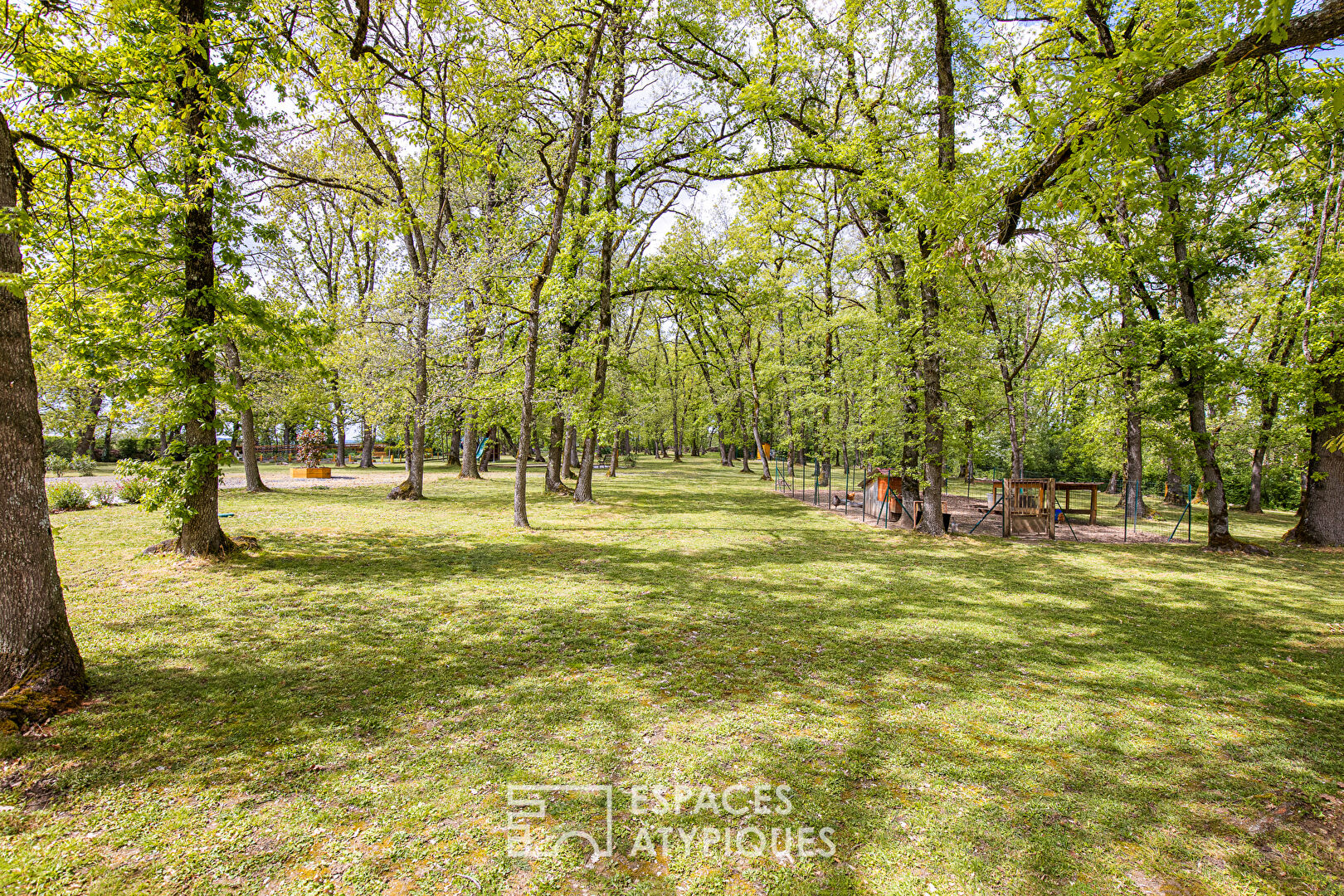 Set of two residential houses in the heart of a wooded park with swimming pool