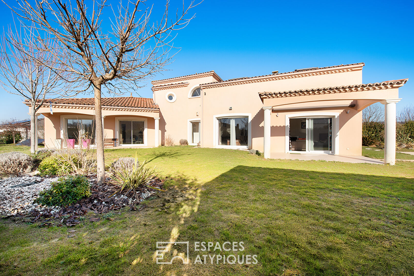 Villa avec piscine dans un quartier prisé