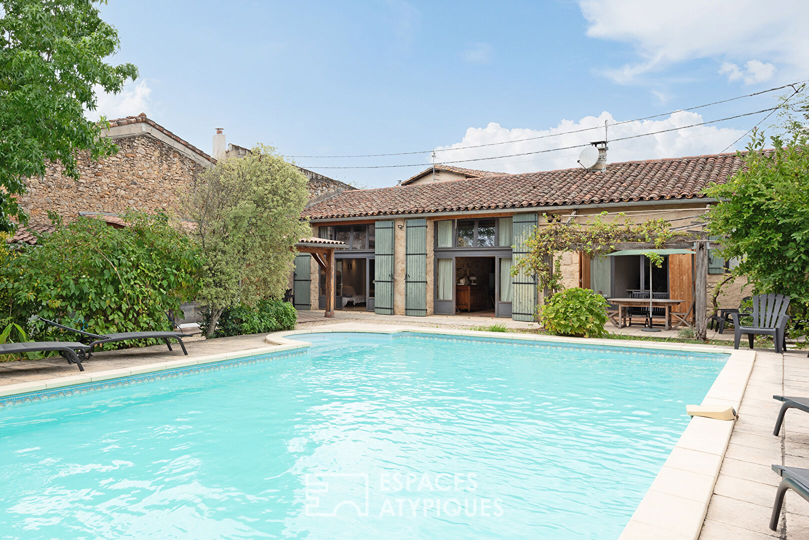 Bâtisse de charme avec gîtes et piscine