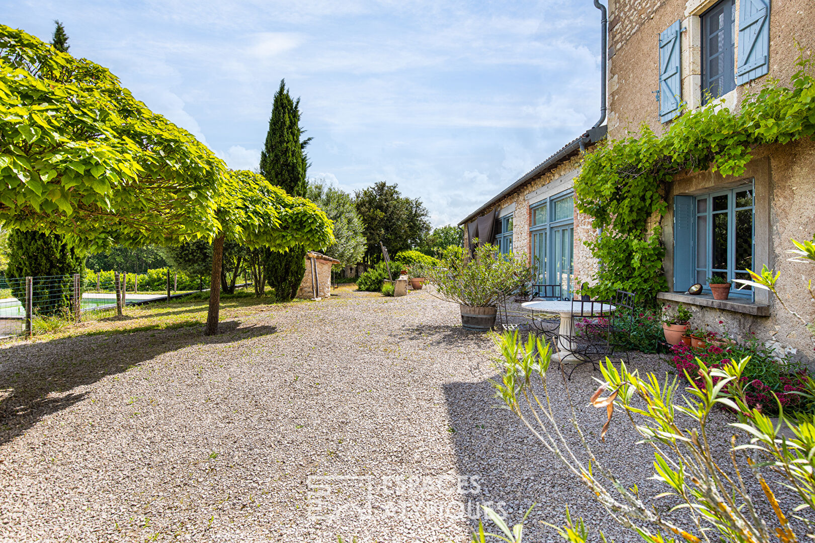 Character building with reception room and gîtes in the Gaillac countryside