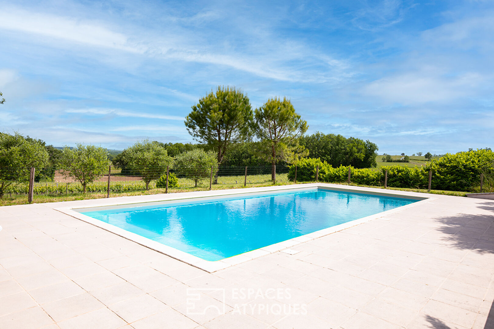 Character building with reception room and gîtes in the Gaillac countryside