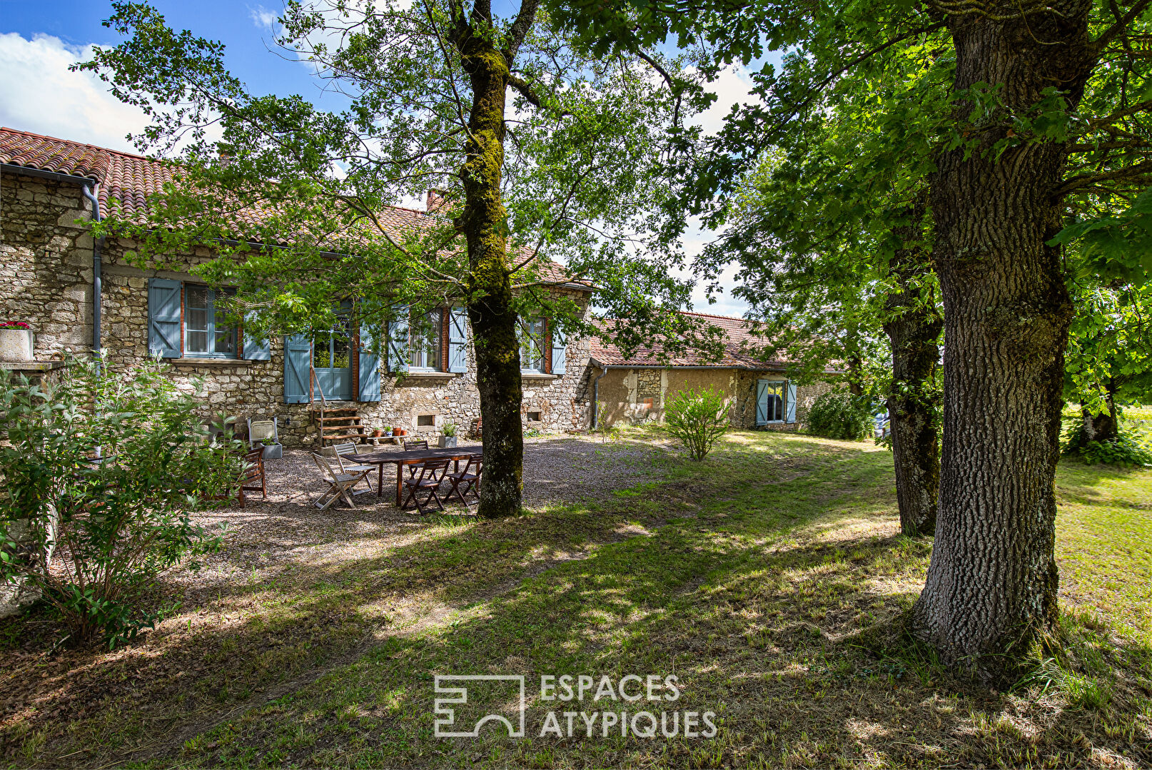 Character building with reception room and gîtes in the Gaillac countryside