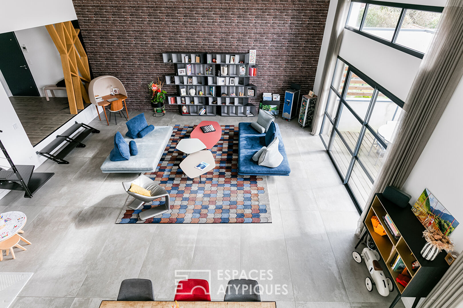 Maison type loft avec piscine et dépendance