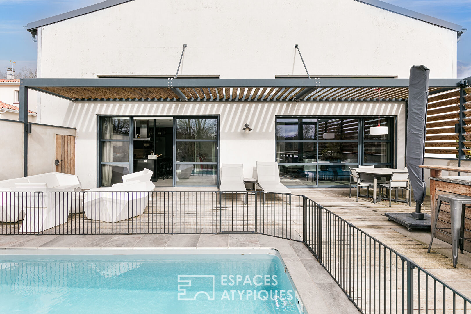 Maison type loft avec piscine et dépendance