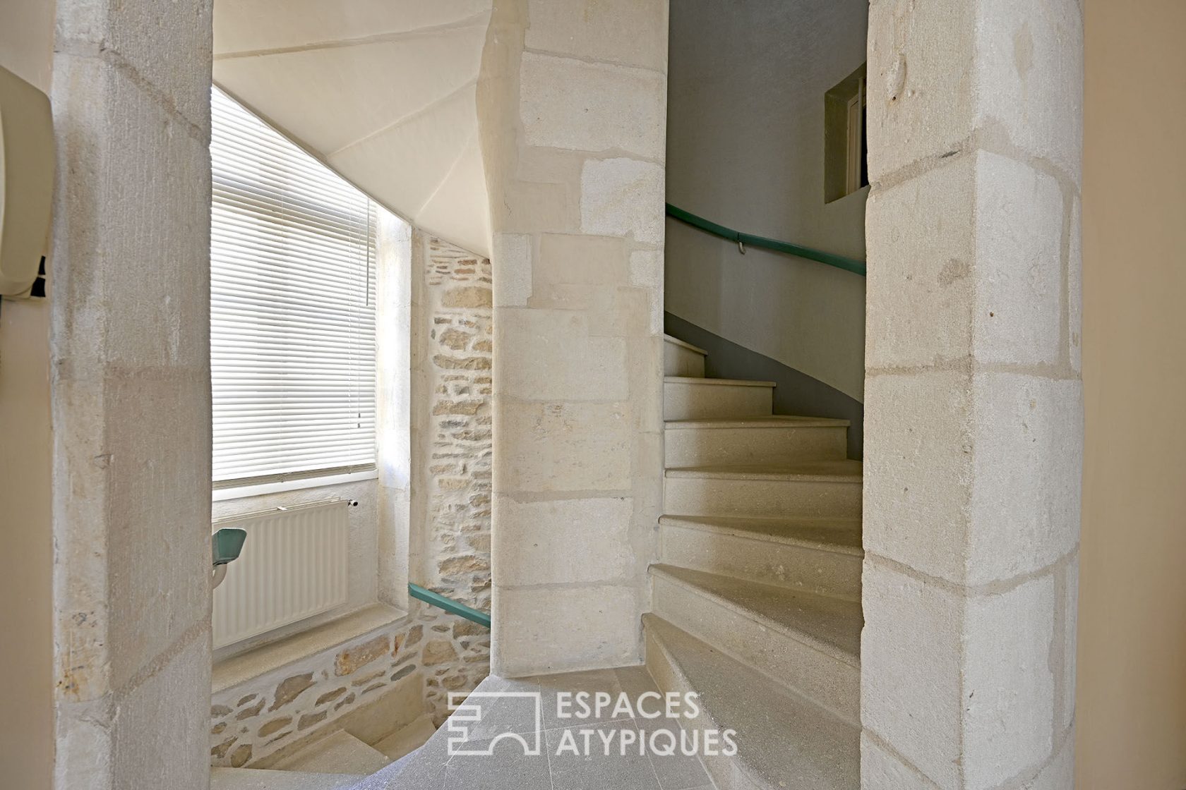Bright townhouse Nîmes with large garage