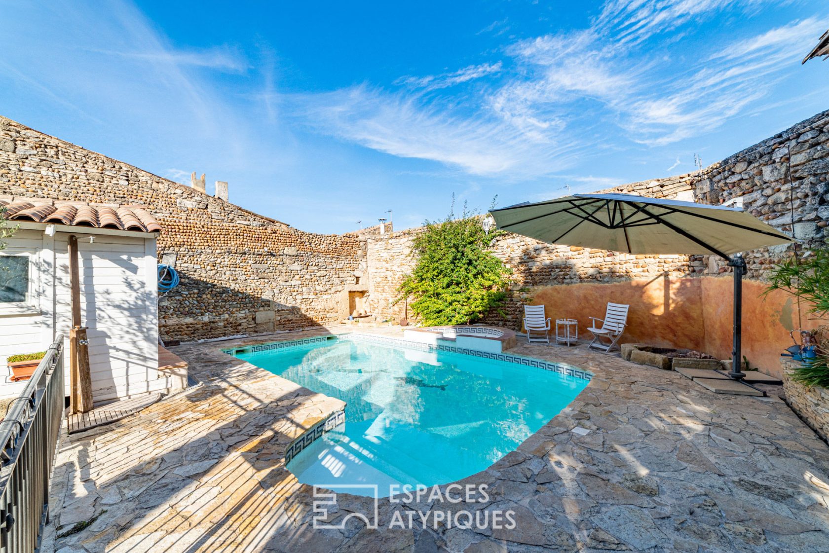 Maison de charme rénovée en pierre avec piscine
