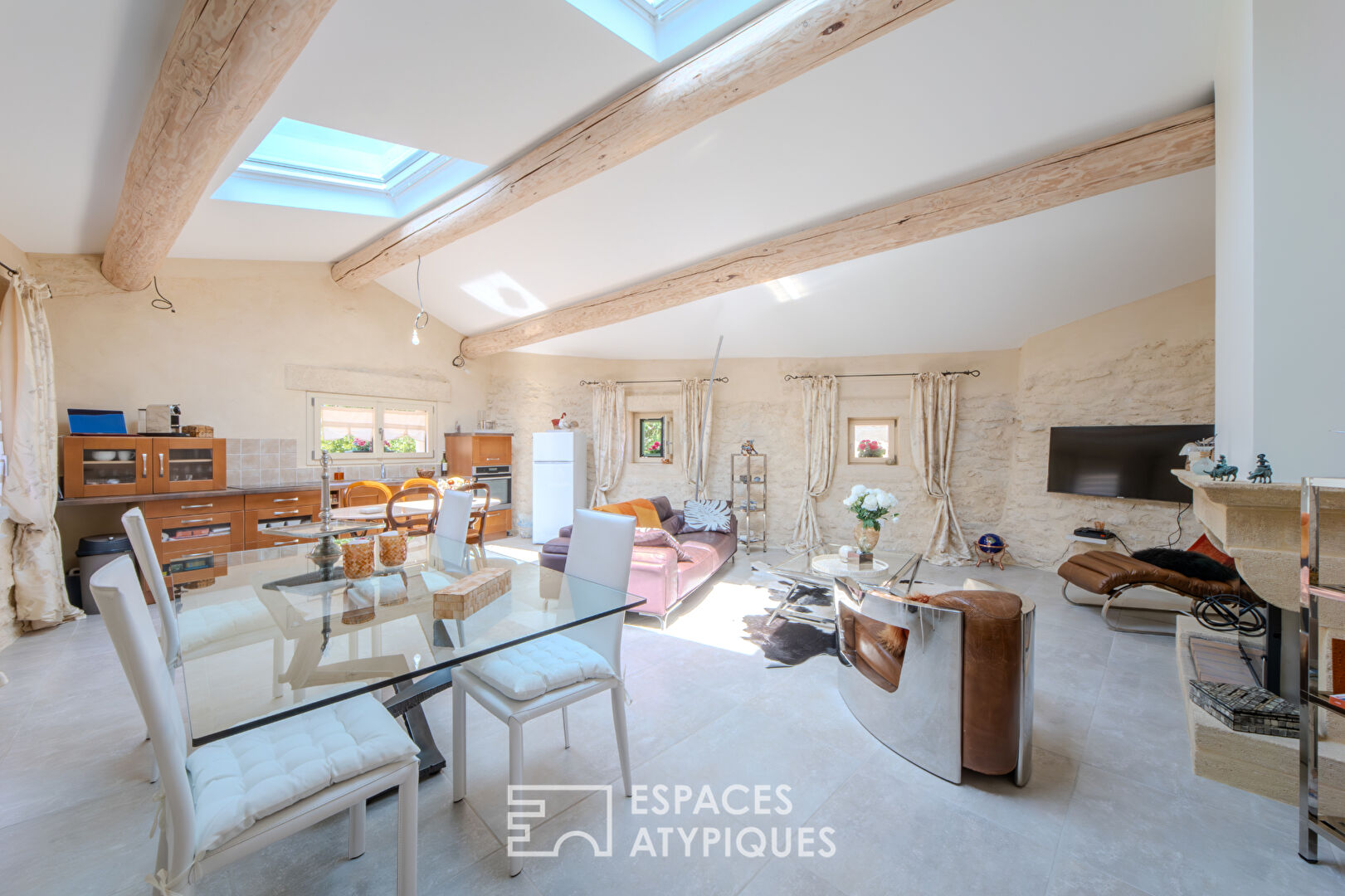 A bright cocoon with a roof terrace and garage near Uzès