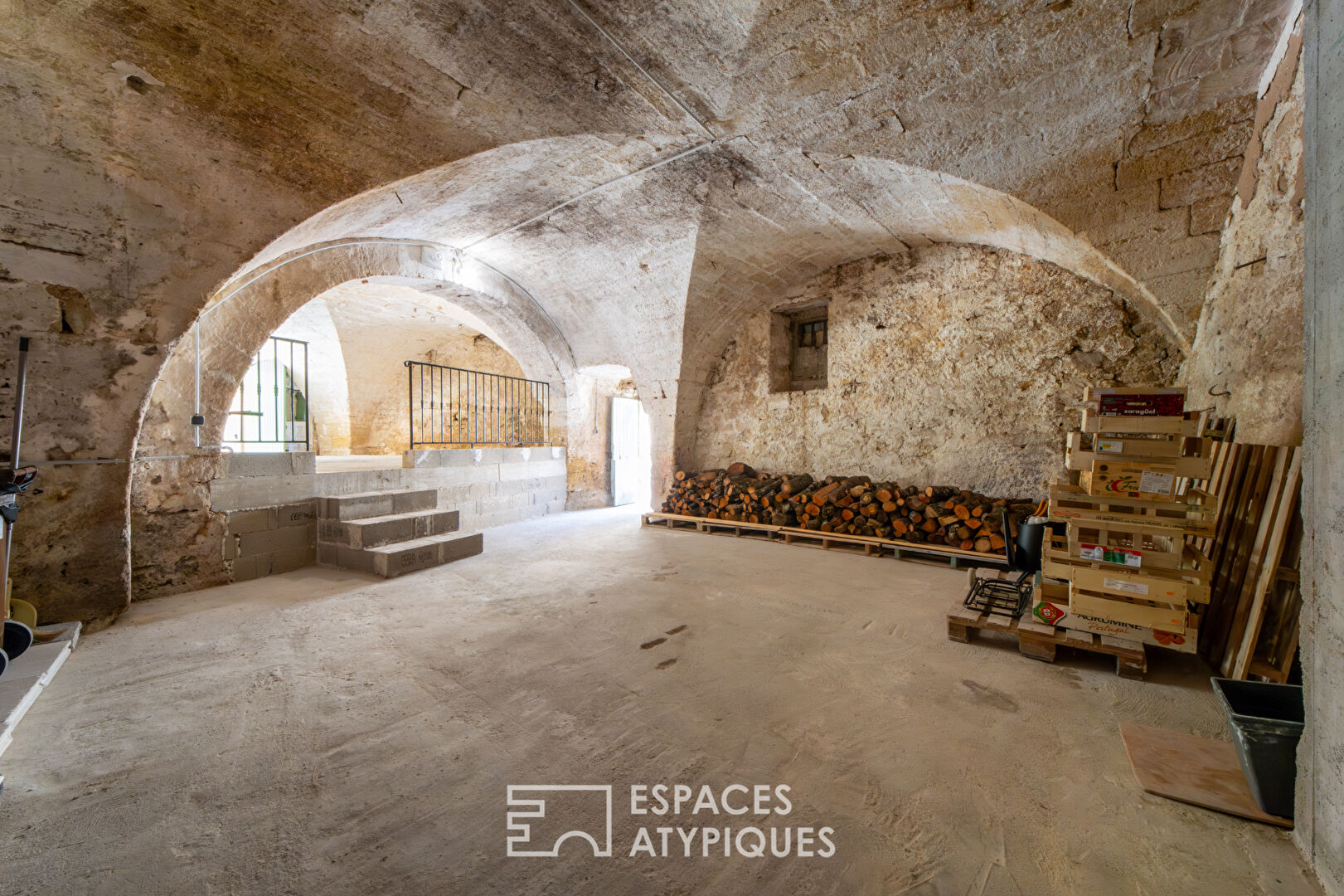 A bright cocoon with a roof terrace and garage near Uzès