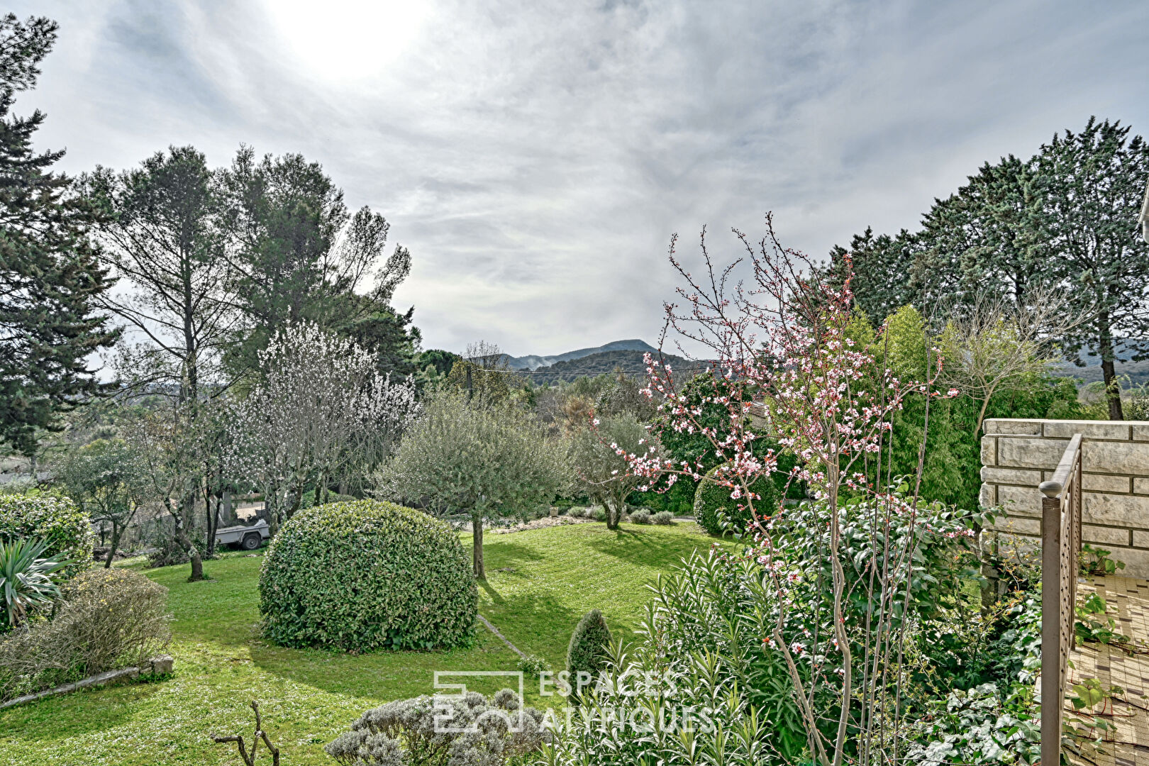 Vaste propriété et son jardin bucolique