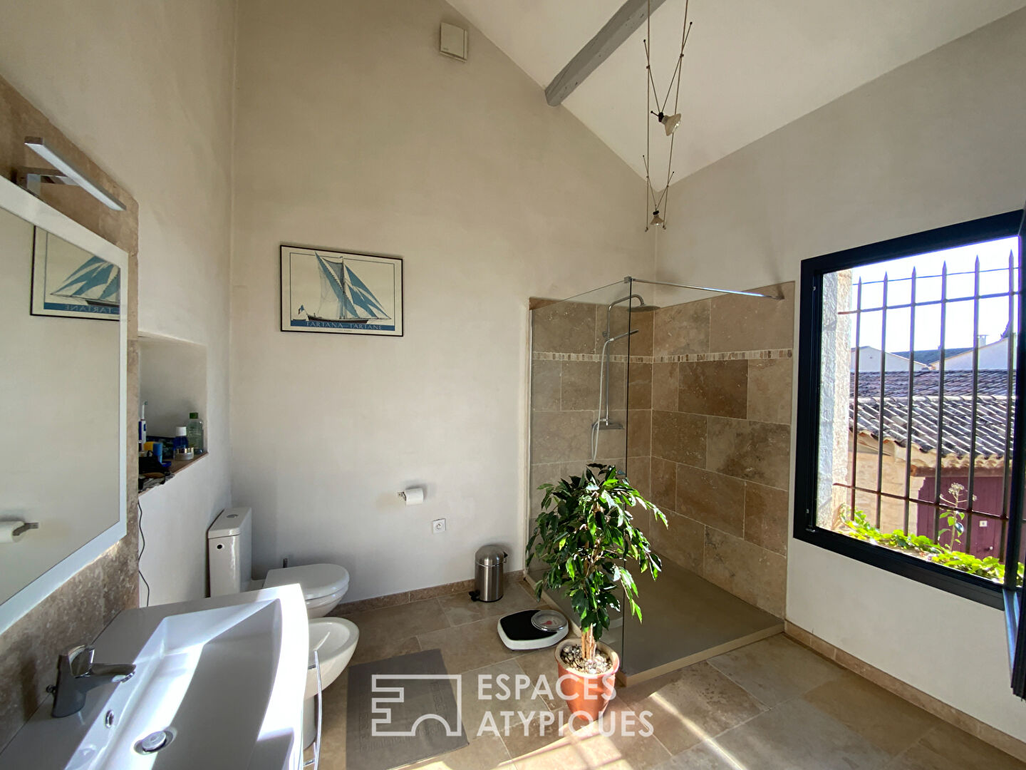 Bright village house with swimming pool near Uzès