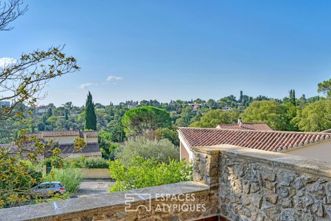 Villa with view of the Magne Tower and its independent offices