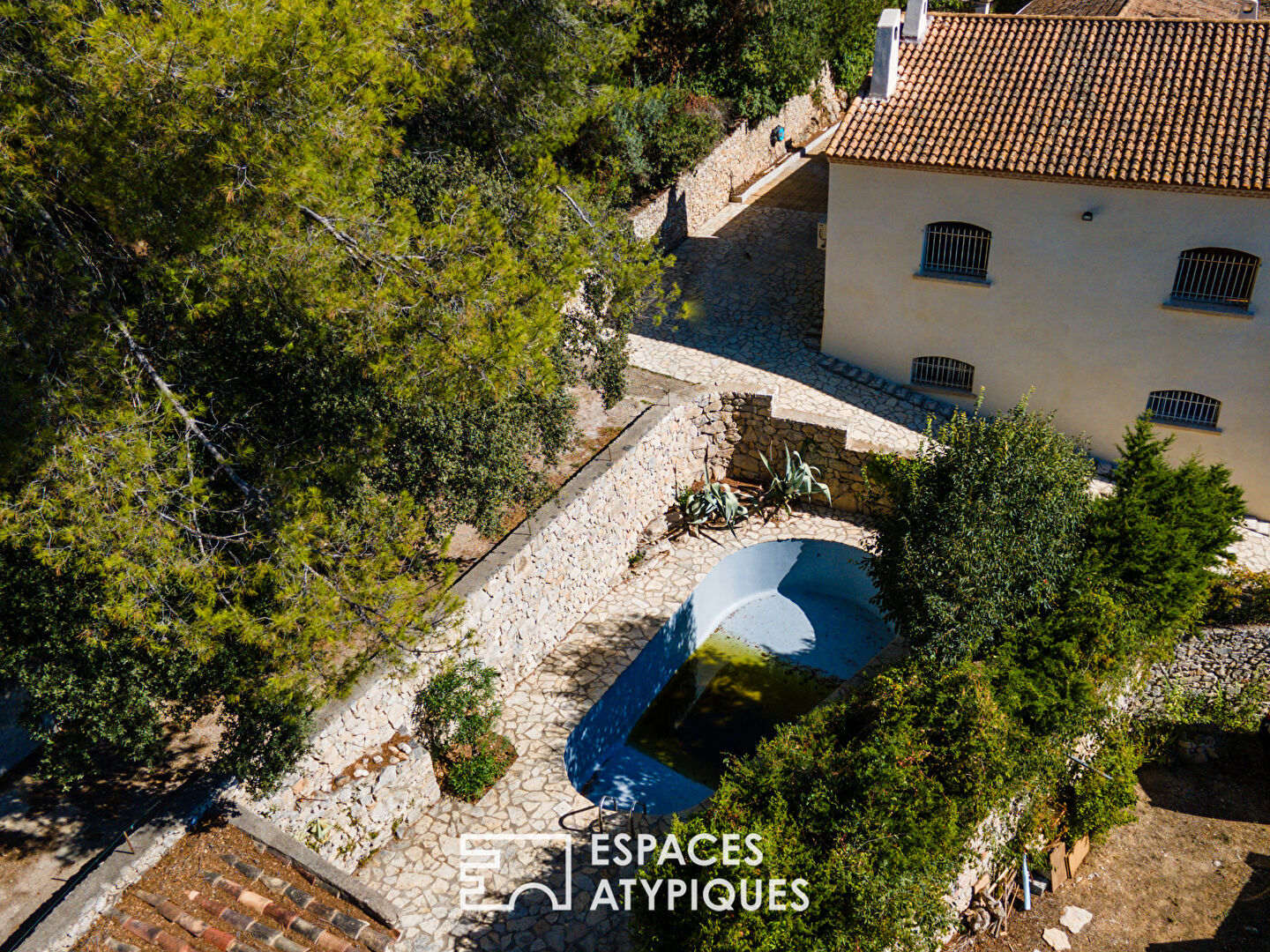 Villa with view of the Magne Tower and its independent offices