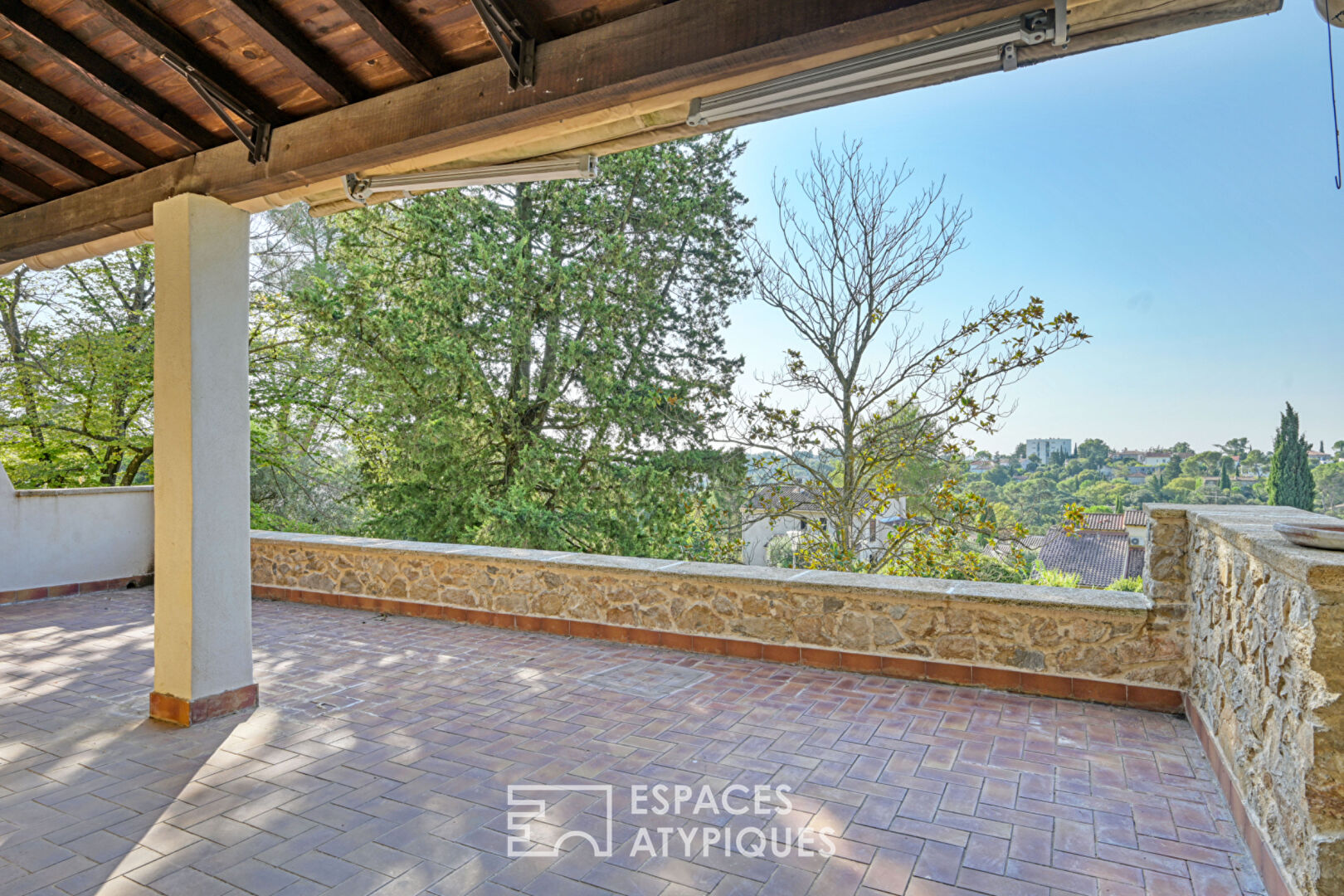 Villa avec vue sur la Tour Magne et ses bureaux indépendants