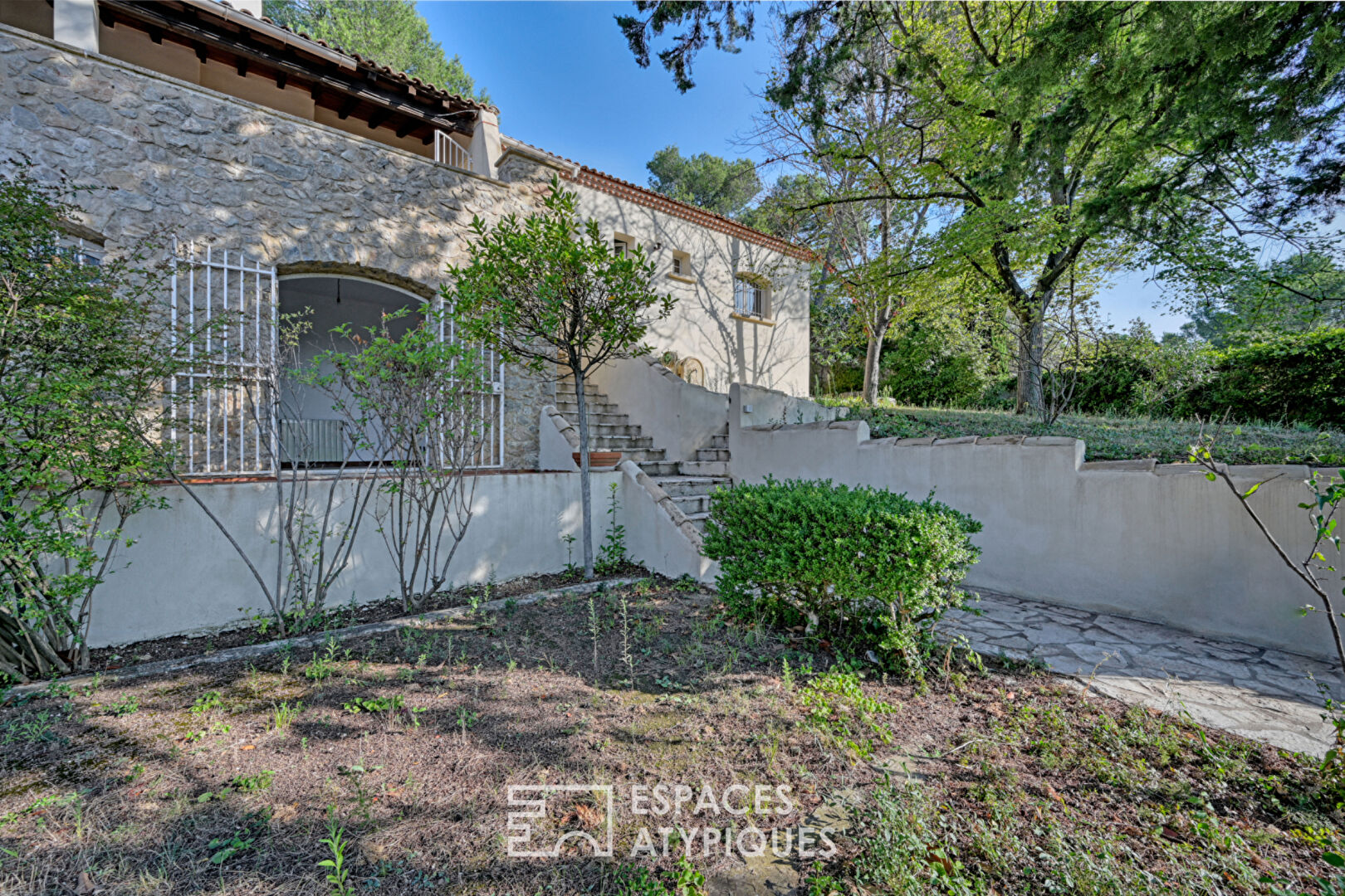 Villa with view of the Magne Tower and its independent offices