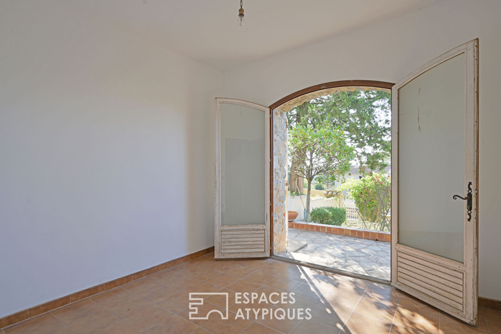 Villa avec vue sur la Tour Magne et ses bureaux indépendants