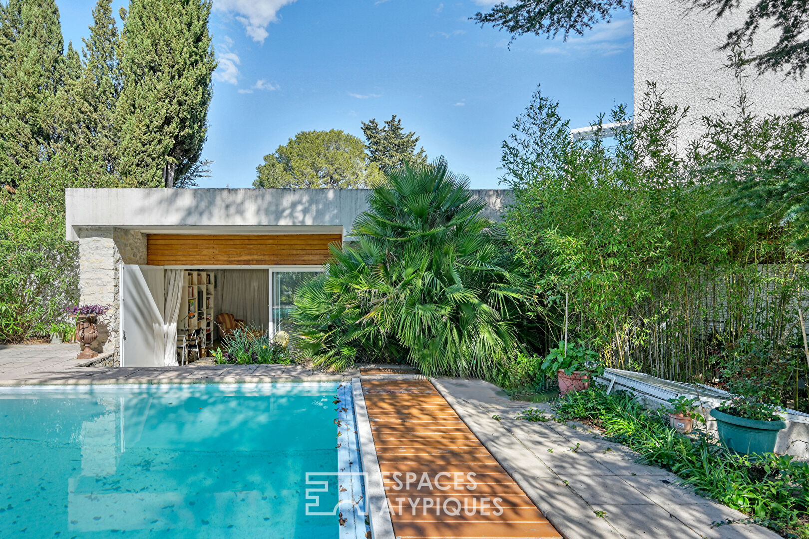 Appartement sur le toit d’exception à Nîmes avec jardin, piscine et vue