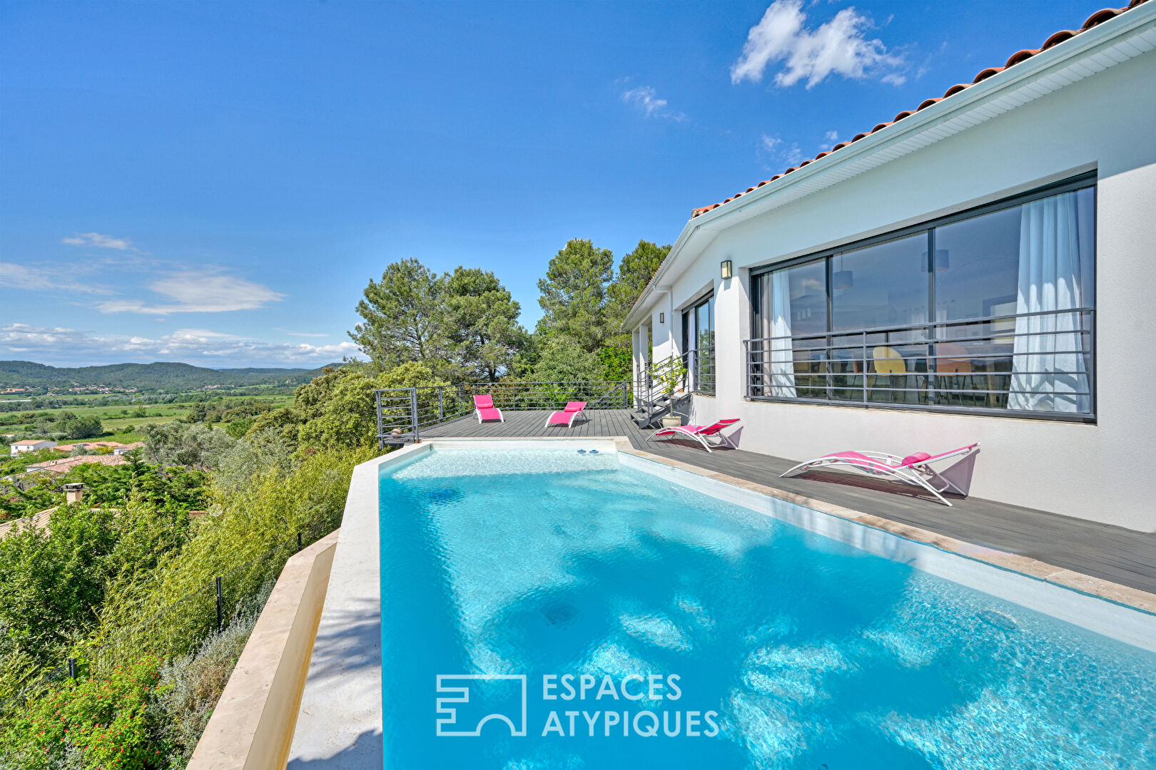 Modern Elegance: Contemporary Villa with Swimming Pool and Panoramic View