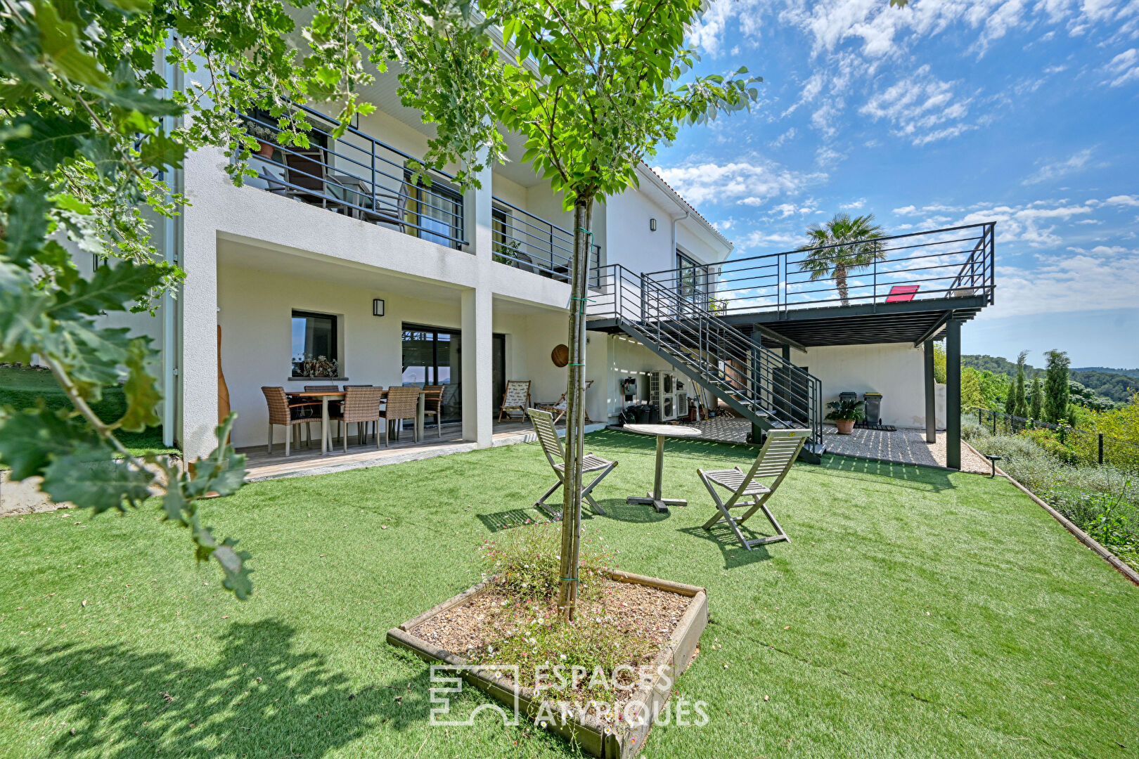 Élégance Moderne : Villa Contemporaine avec Piscine et Vue Panoramique