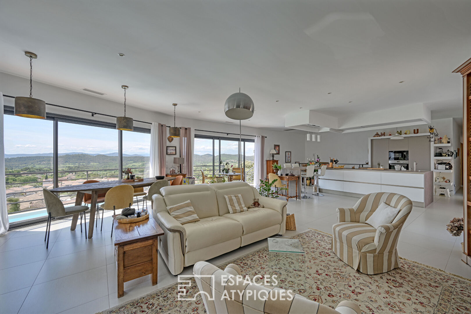 Élégance Moderne : Villa Contemporaine avec Piscine et Vue Panoramique