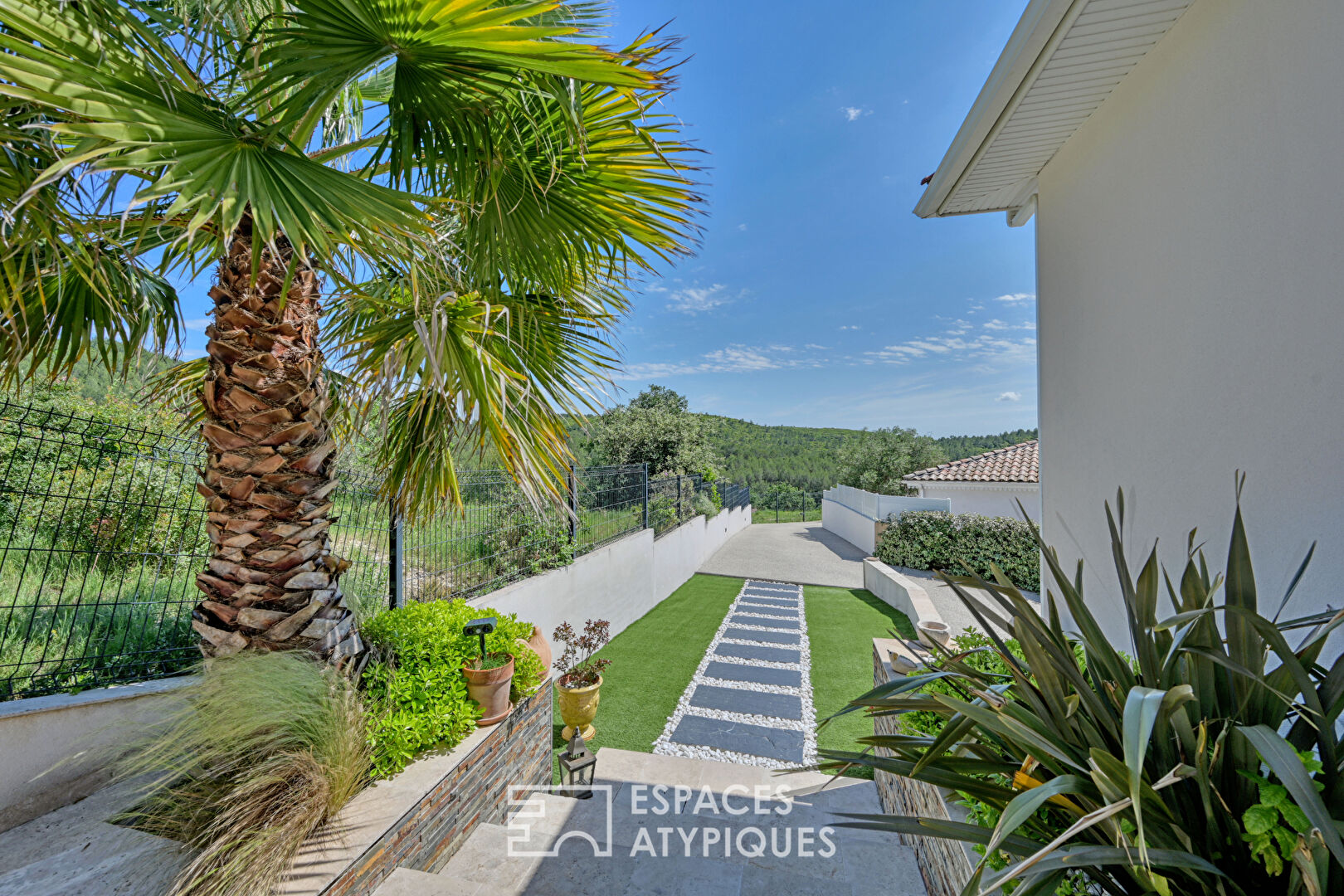 Élégance Moderne : Villa Contemporaine avec Piscine et Vue Panoramique