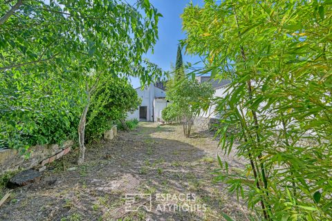 Maison en pierres, son intime jardin et sa cour