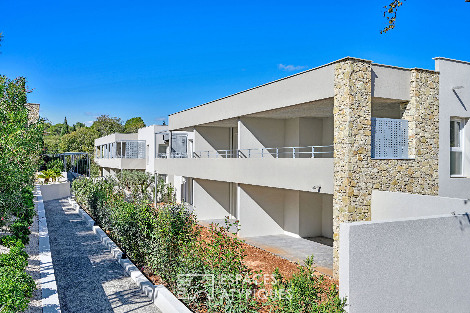 Apartment with terrace, garages and elevator Camplanier district