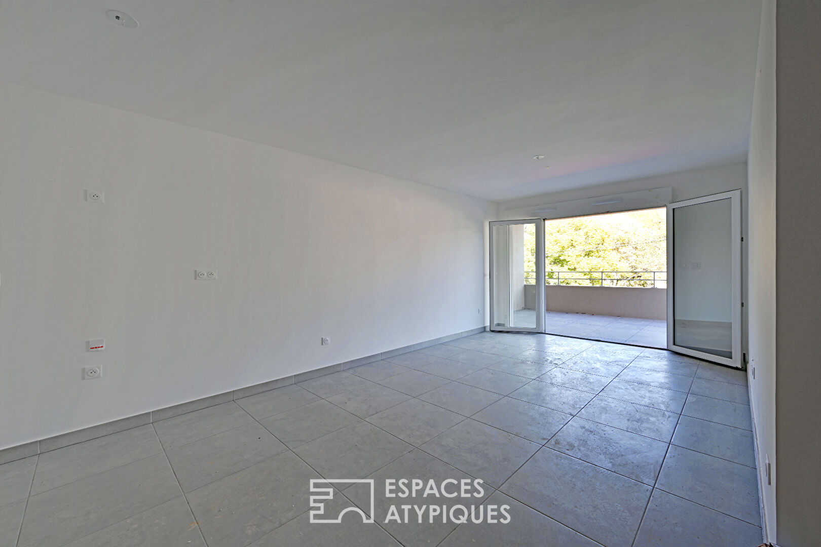 P2 apartment with terrace, garages and elevator Camplanier district