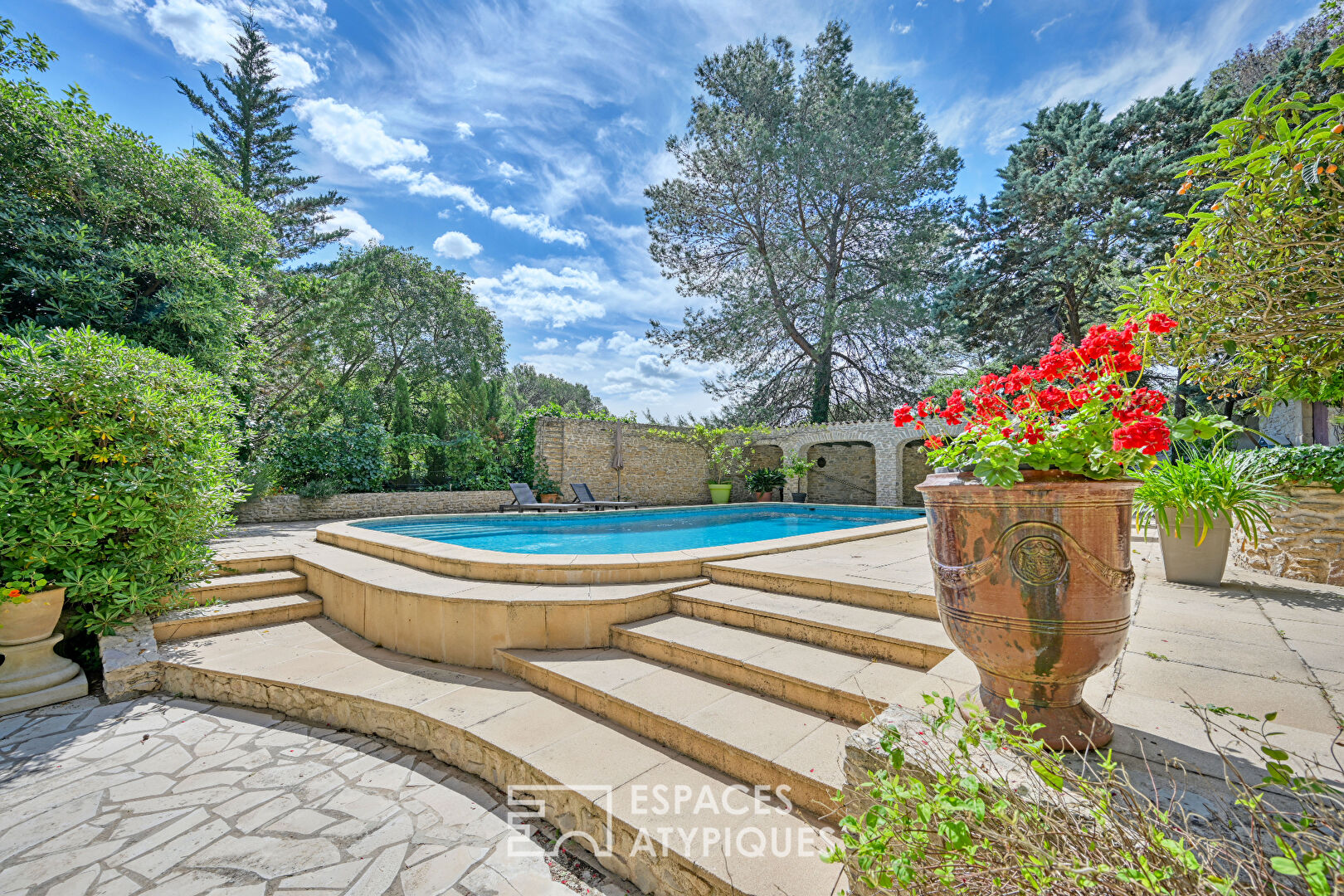 Prestigious villa with its green garden and swimming pool