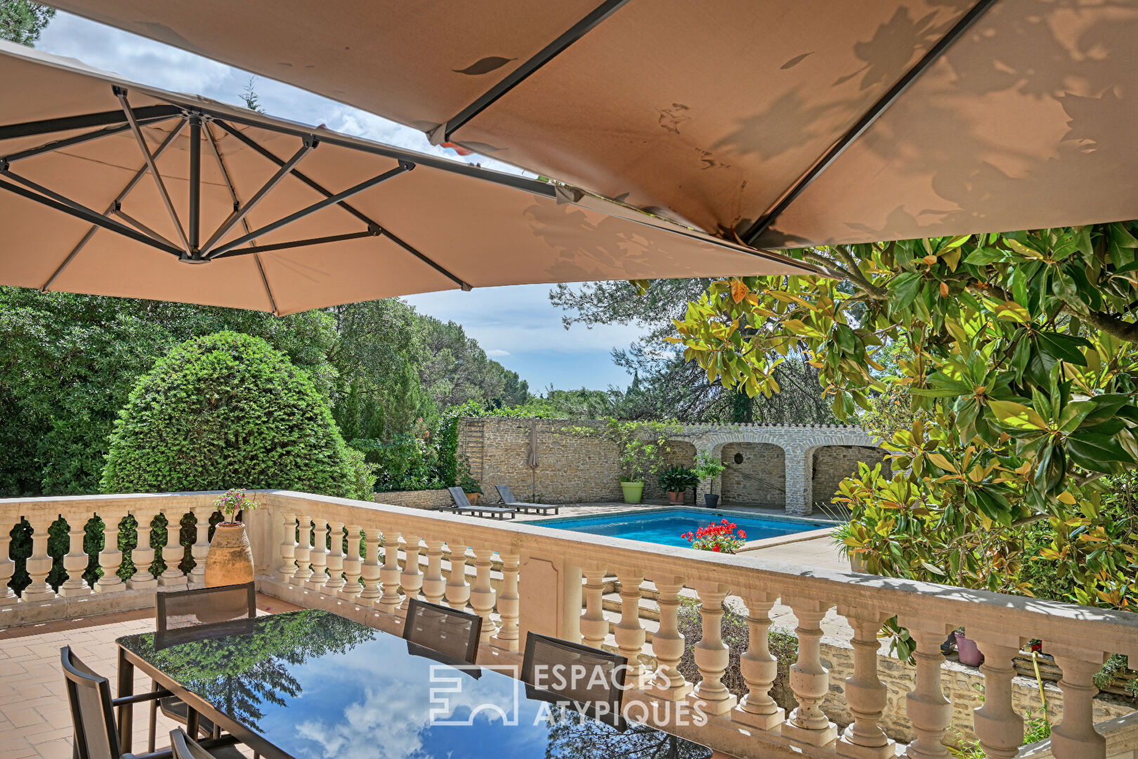 Prestigieuse villa avec son jardin verdoyant et sa piscine