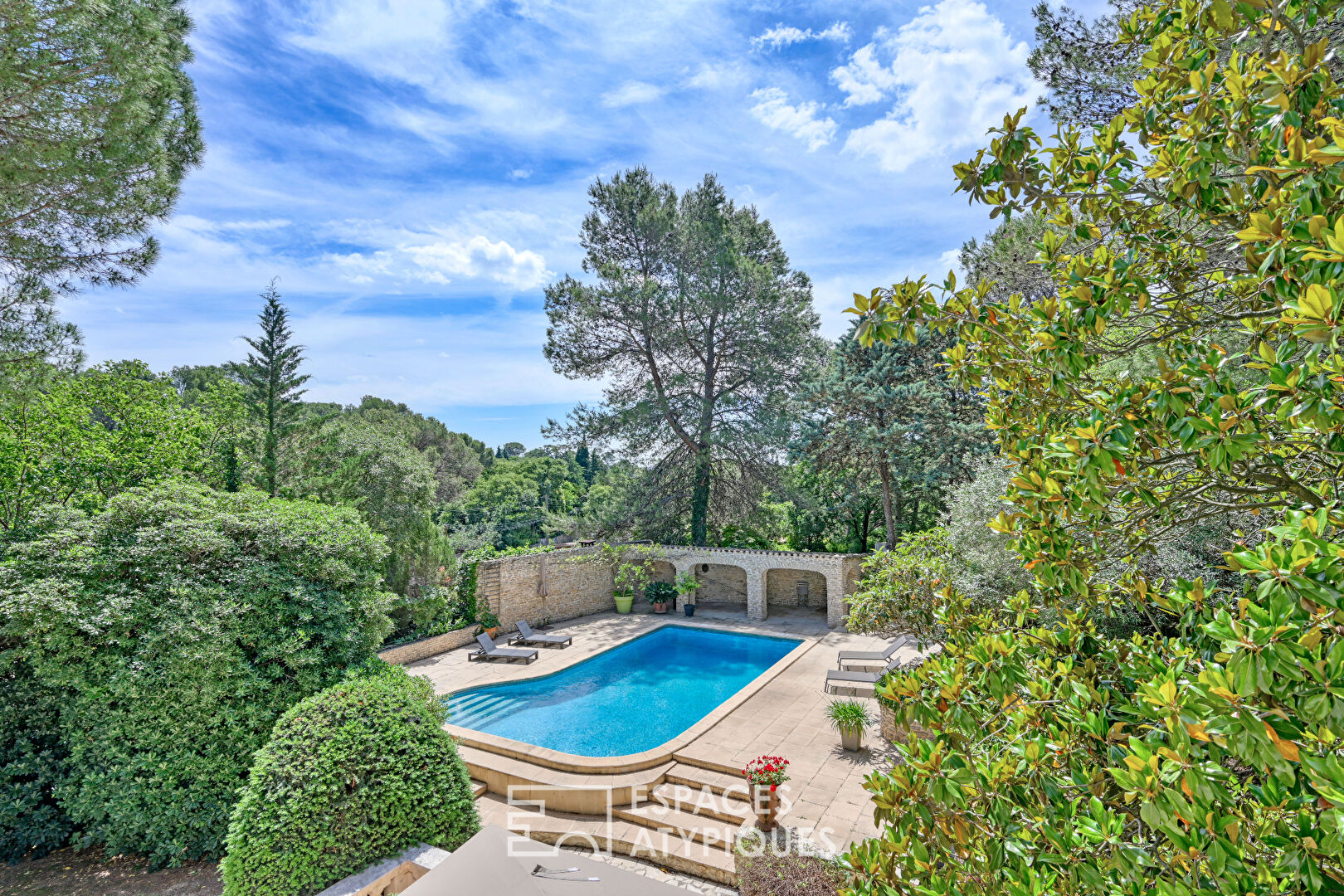 Prestigious villa with its green garden and swimming pool