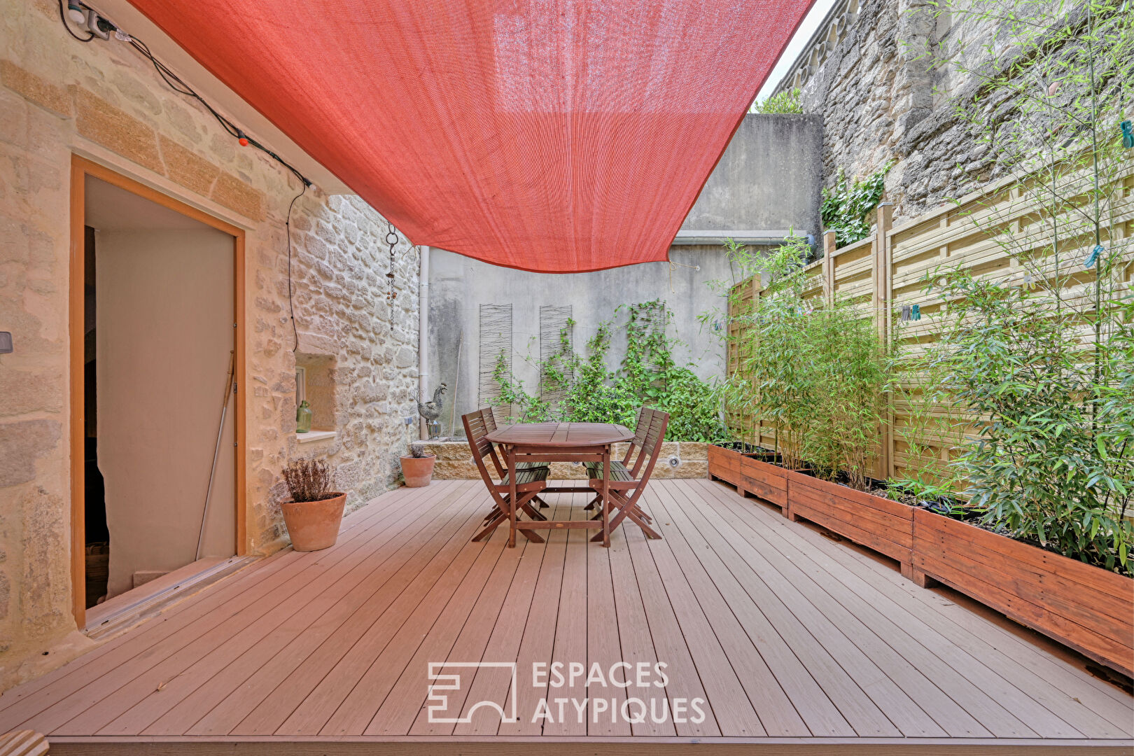 Superb apartment and its private courtyard on Place du Duché