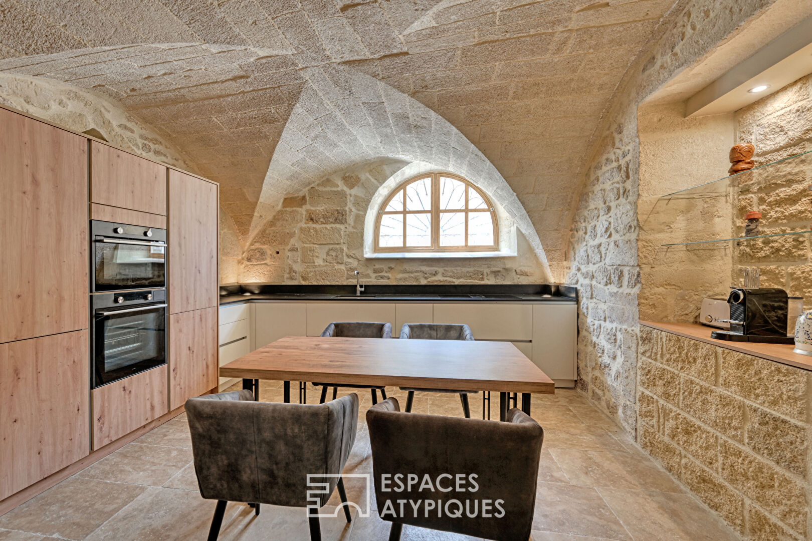 Superb apartment and its private courtyard on Place du Duché