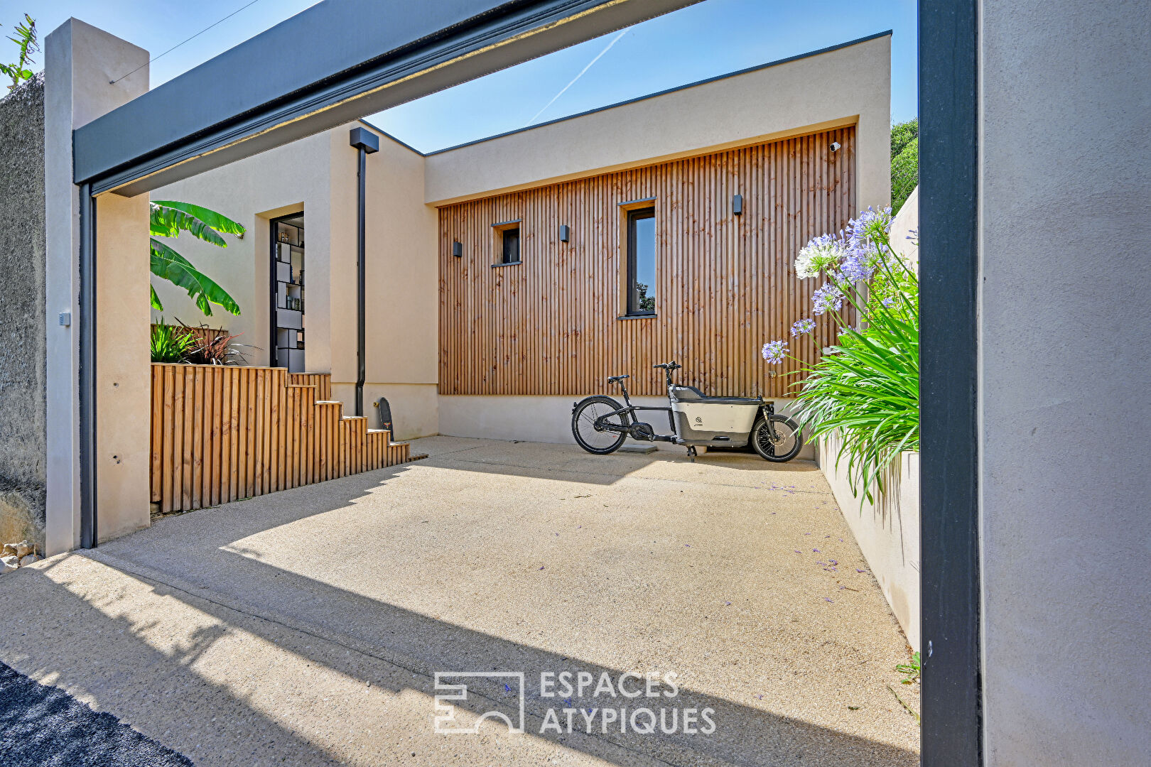 Elegant Single-Storey Wooden House with Swimming Pool and Green Garden at Tour Magne