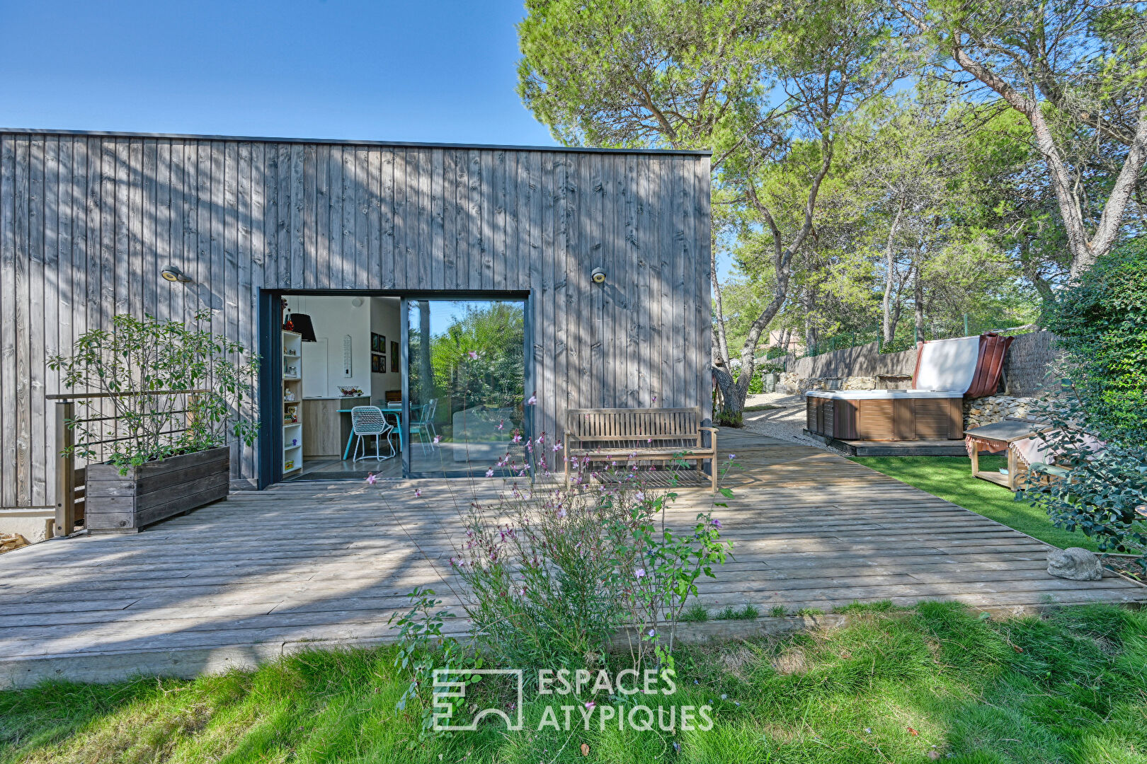 Villa en bois de plain-pied et son jardin arboré