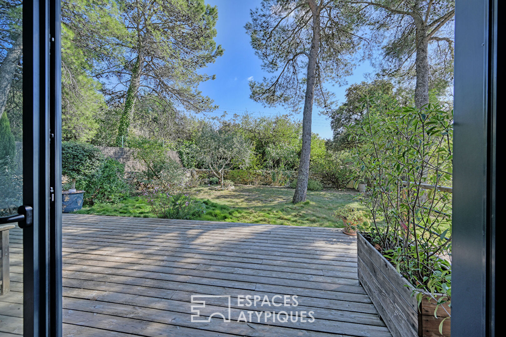 Villa en bois de plain-pied et son jardin arboré