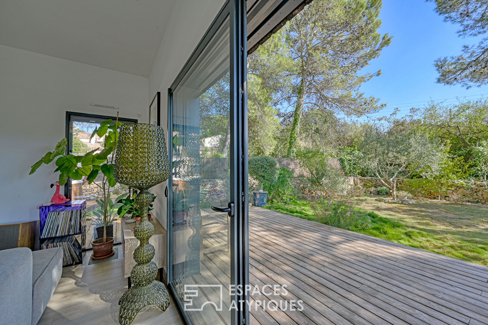 Single-storey wooden villa and its wooded garden