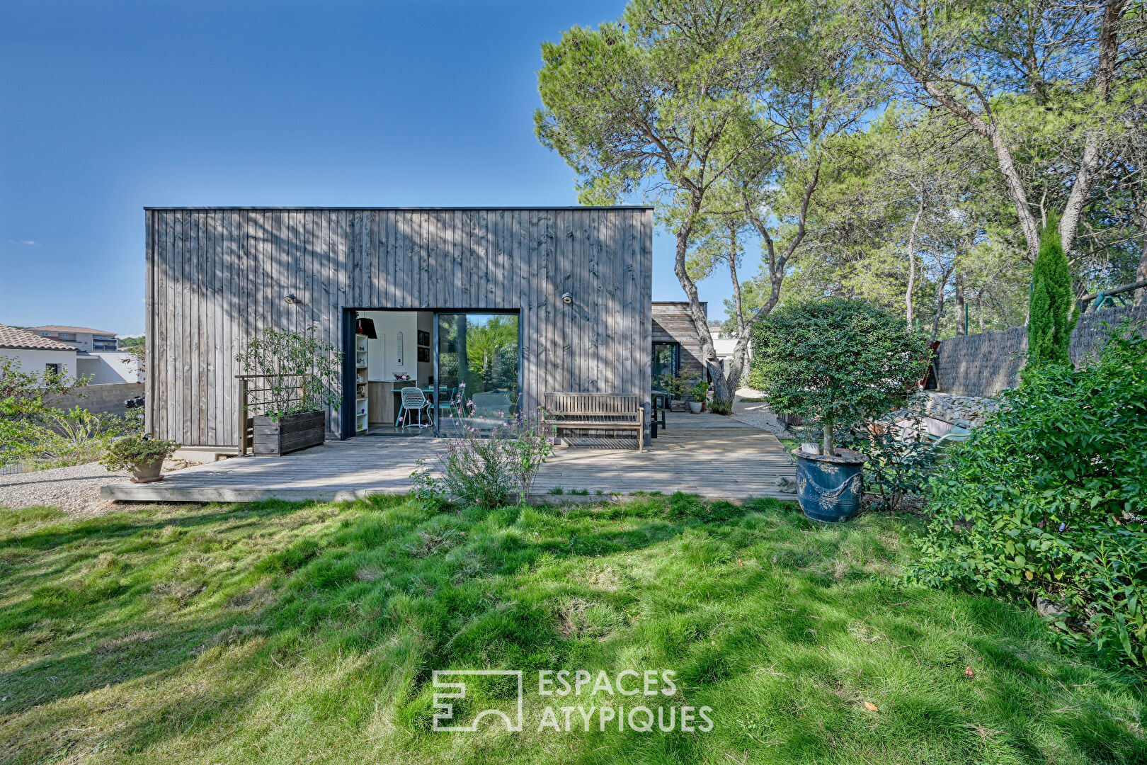 Villa en bois de plain-pied et son jardin arboré