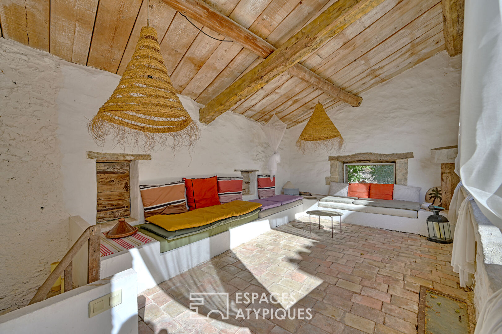 Character village house with swimming pool near Uzès