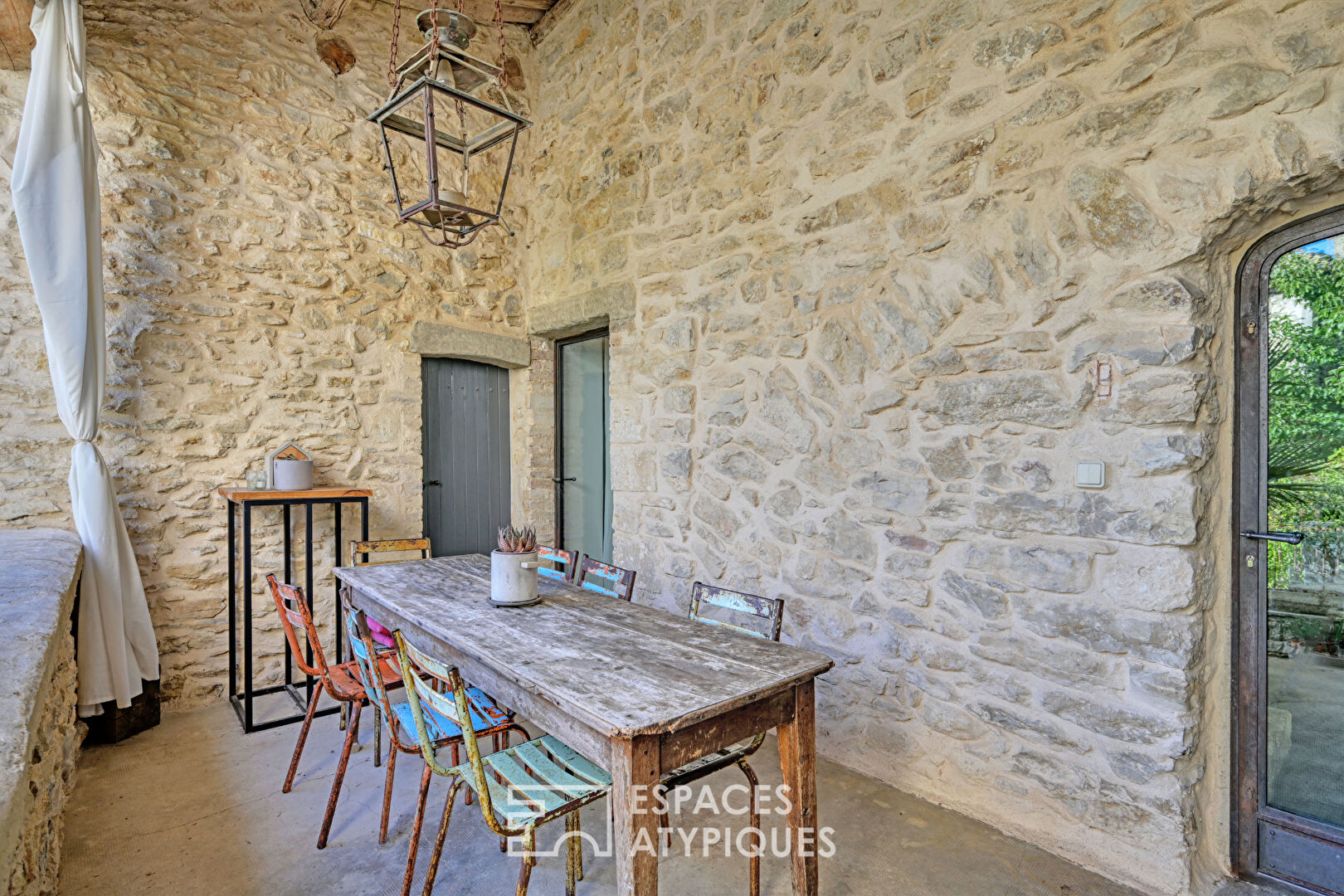 Character village house with swimming pool near Uzès