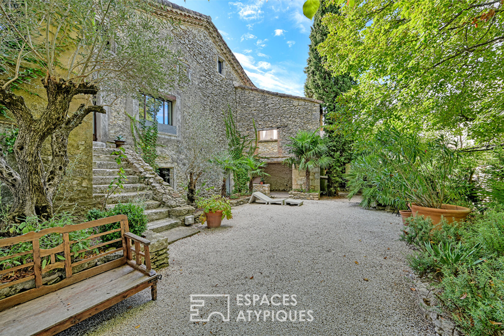 Character village house with swimming pool near Uzès