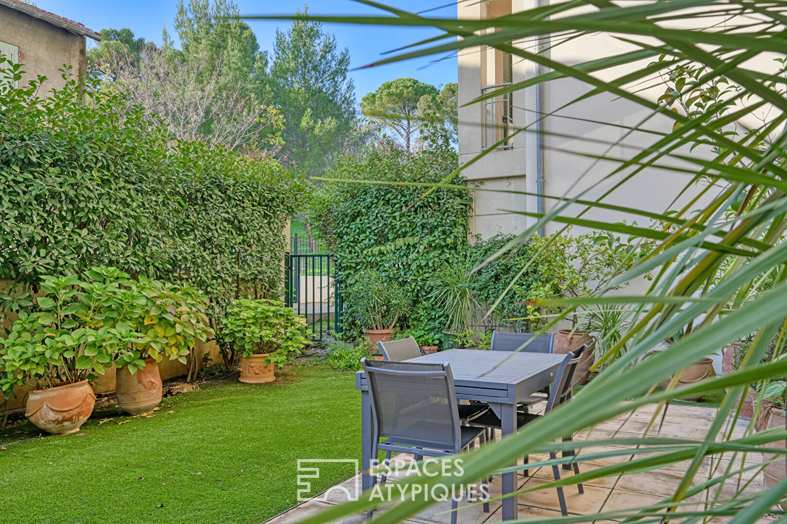 Spacious apartment in the Jardins de la Fontaine in Nîmes with garden and garage