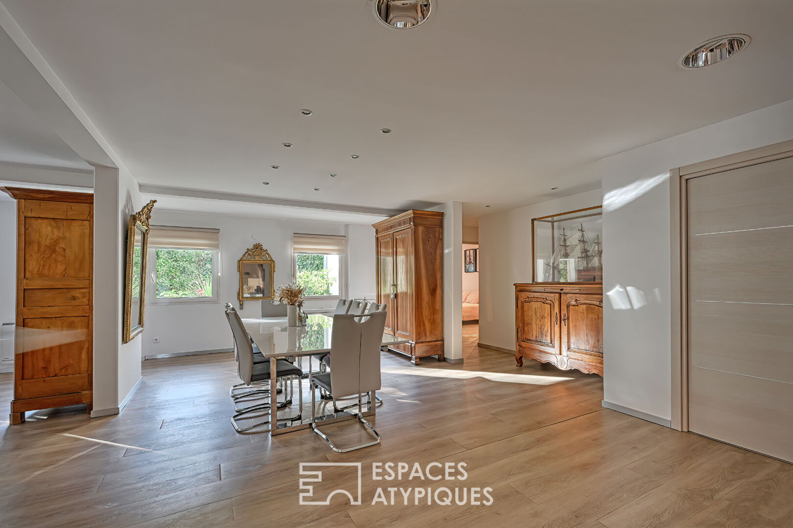 Spacious apartment in the Jardins de la Fontaine in Nîmes with garden and garage