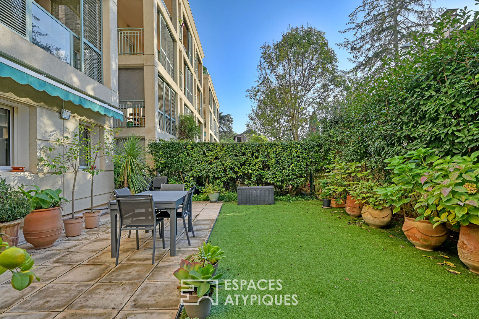 Spacious apartment in the Jardins de la Fontaine in Nîmes with garden and garage