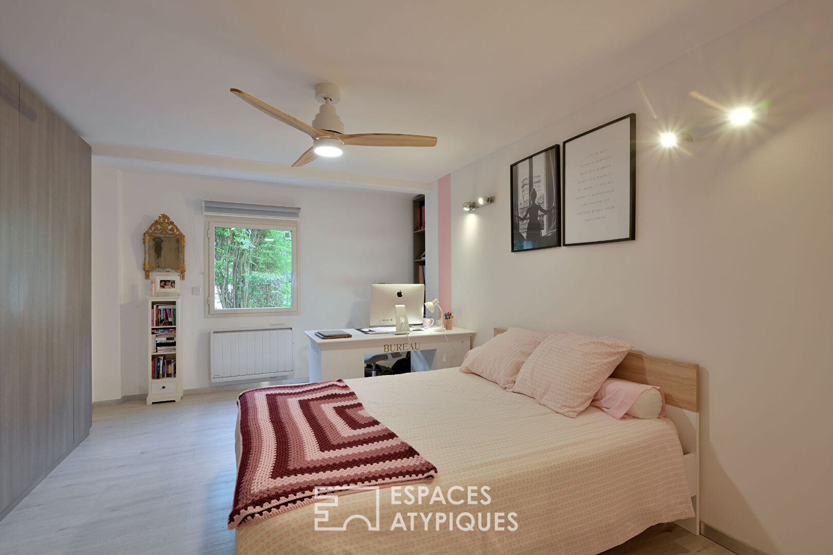 Spacious apartment in the Jardins de la Fontaine in Nîmes with garden and garage